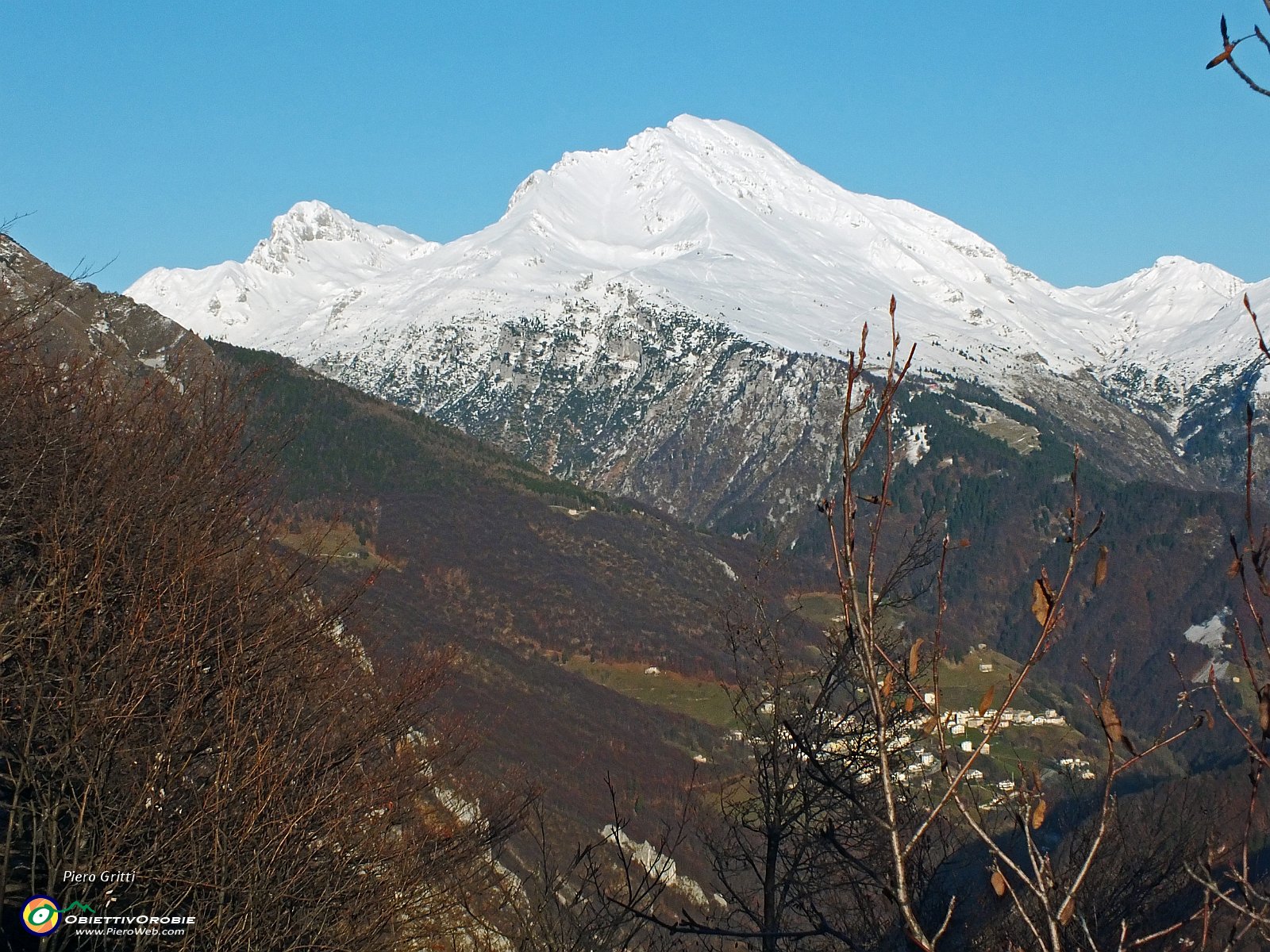 10 Zorzone in primo piano, sullo sfondo Arera, e Corna Piana.JPG